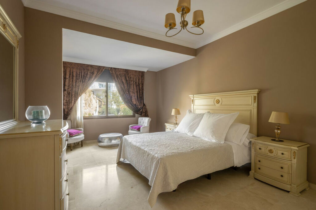Detached Villa El Paraiso Málaga - image 12