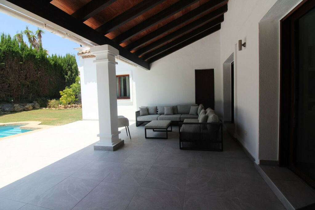 Detached Villa El Paraiso Málaga - image 12