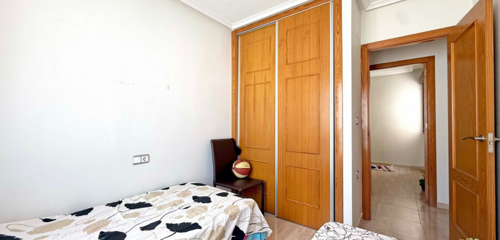 Middle Floor Apartment Torrevieja Alicante - image 12