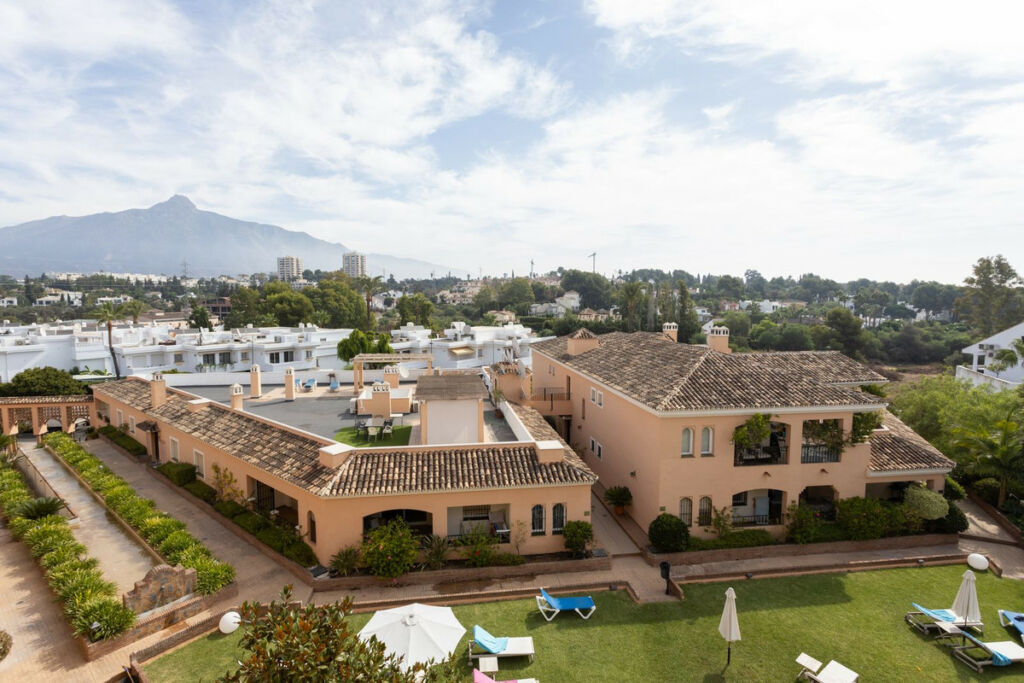 Middle Floor Apartment Nueva Andalucía Málaga - image 12