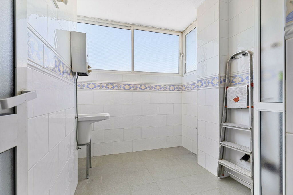 Middle Floor Apartment Fuengirola Málaga - image 12