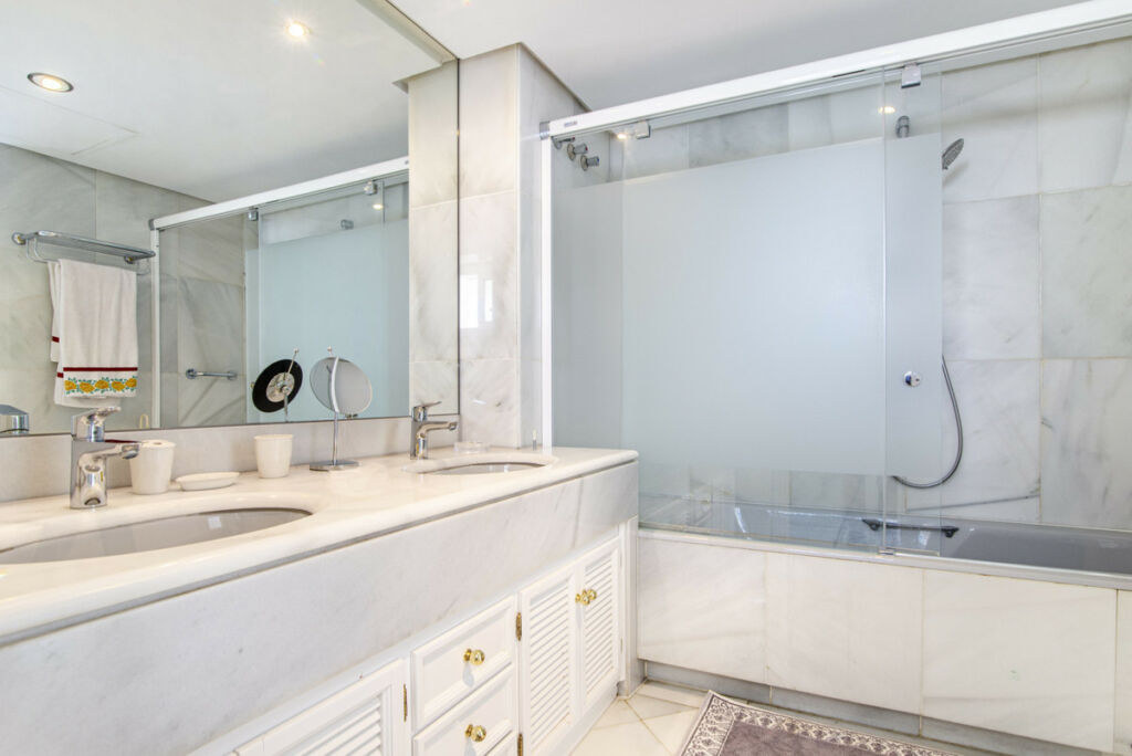 Penthouse Puerto Banús Málaga - image 12