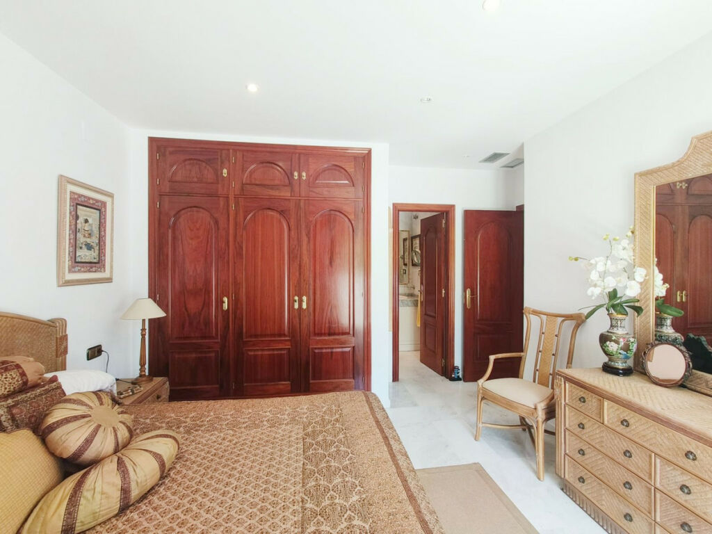 Middle Floor Apartment The Golden Mile Málaga - image 12