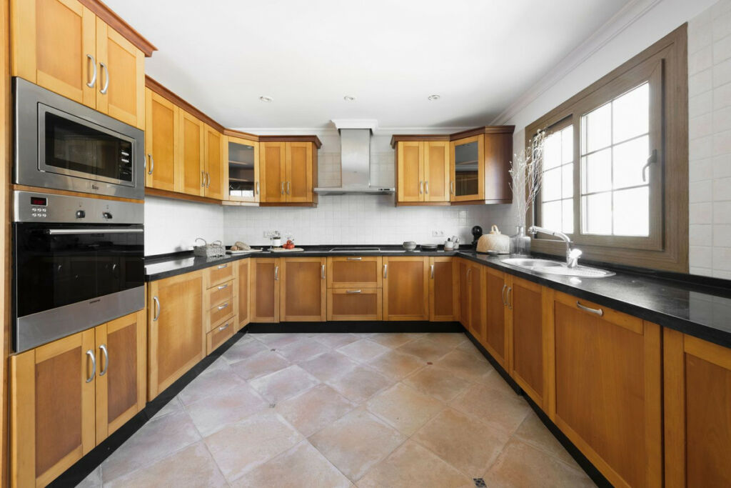 Detached Villa Estepona Málaga - image 13