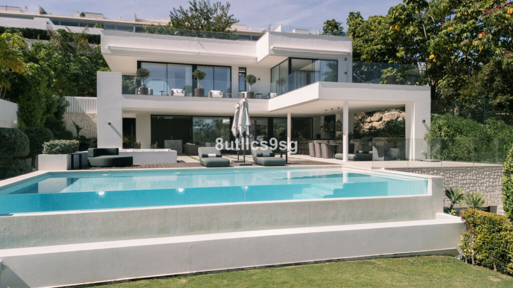 Detached Villa Nueva Andalucía Málaga - image 13