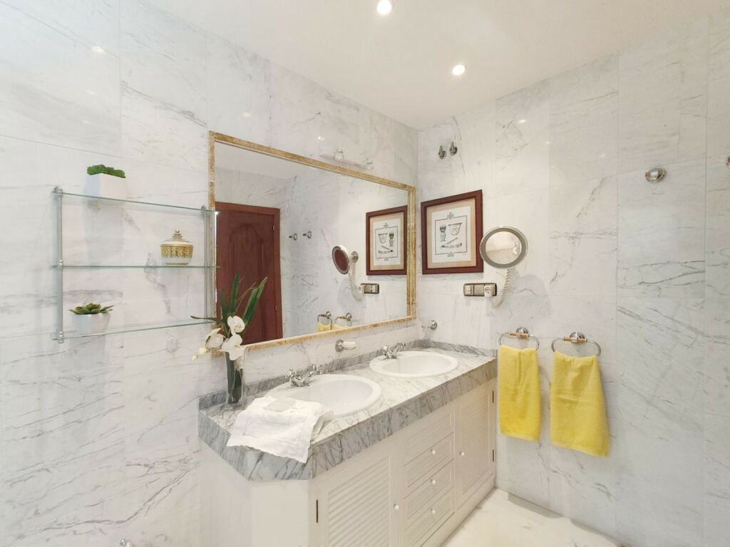 Middle Floor Apartment The Golden Mile Málaga - image 13