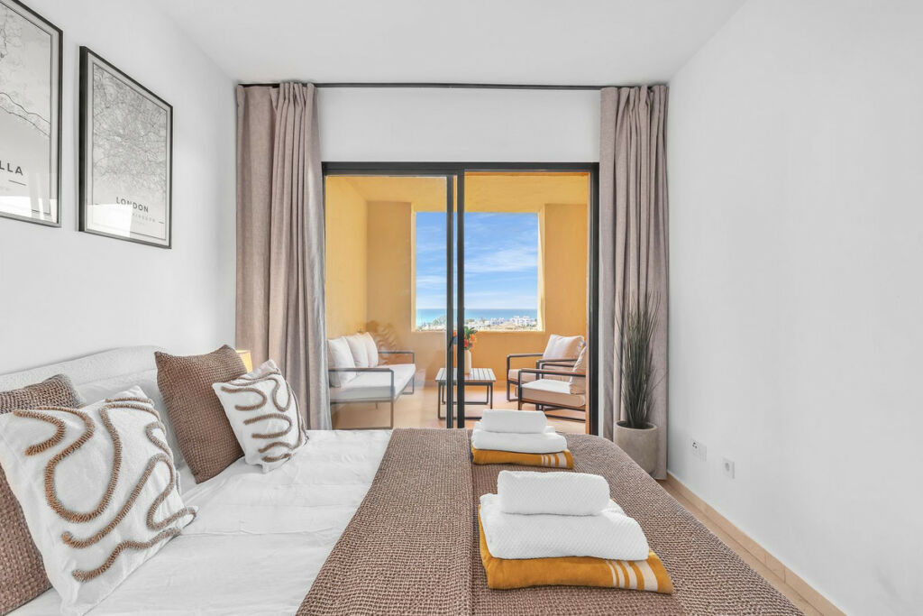 Middle Floor Apartment Estepona Málaga - image 13