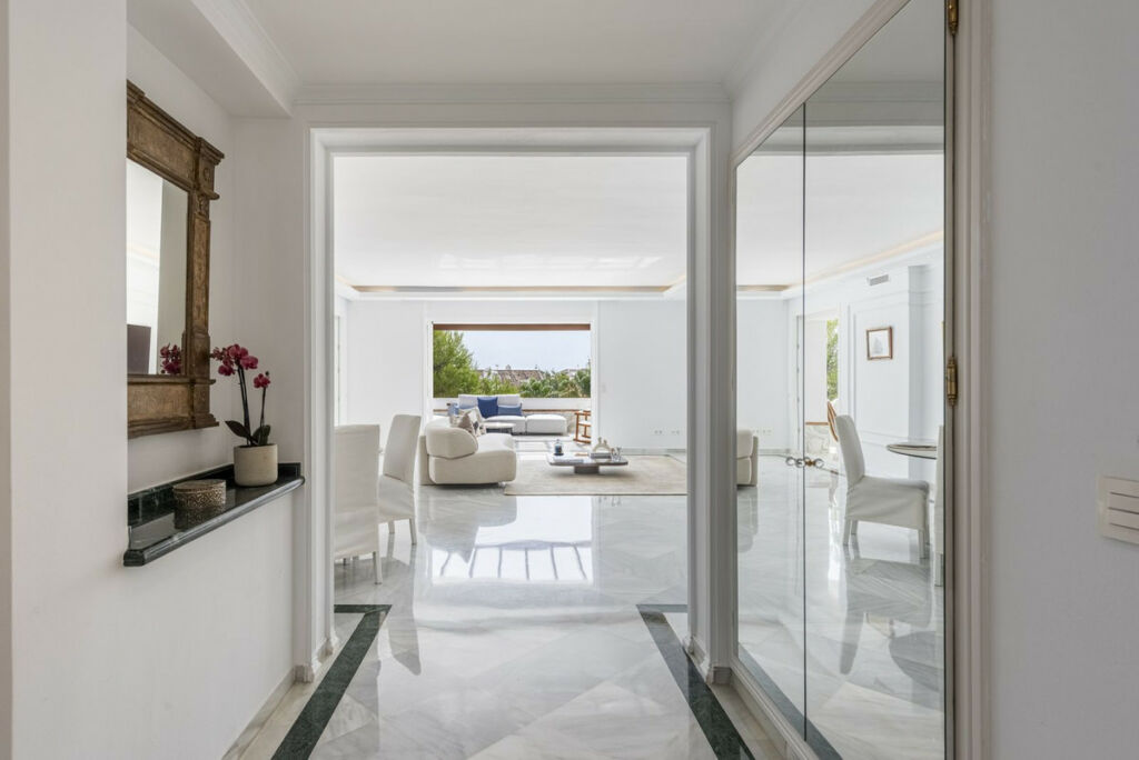 Middle Floor Apartment The Golden Mile Málaga - image 13