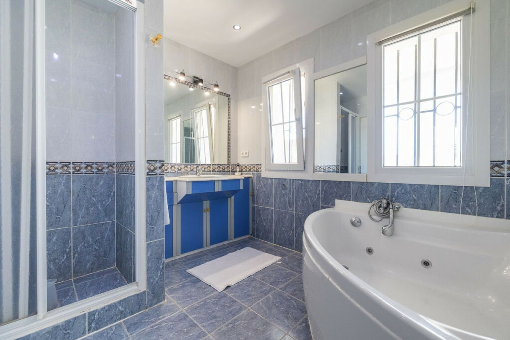 Detached Villa Estepona Málaga - image 31