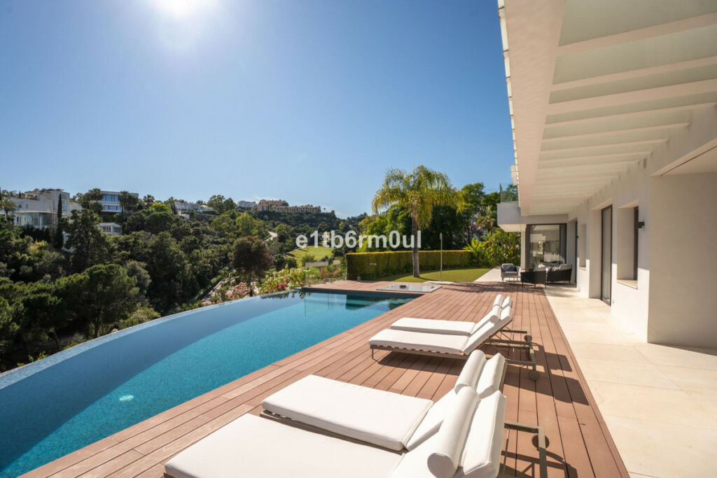 Detached Villa La Quinta Málaga - image 13