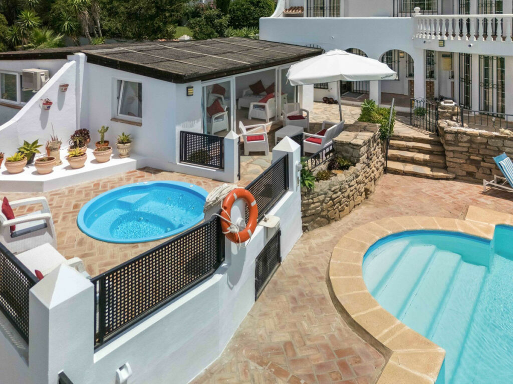 Detached Villa Estepona Málaga - image 14
