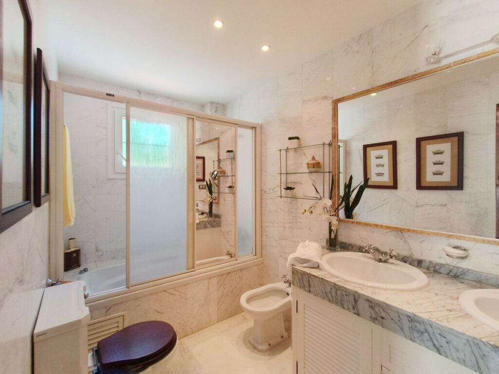 Middle Floor Apartment The Golden Mile Málaga - image 14