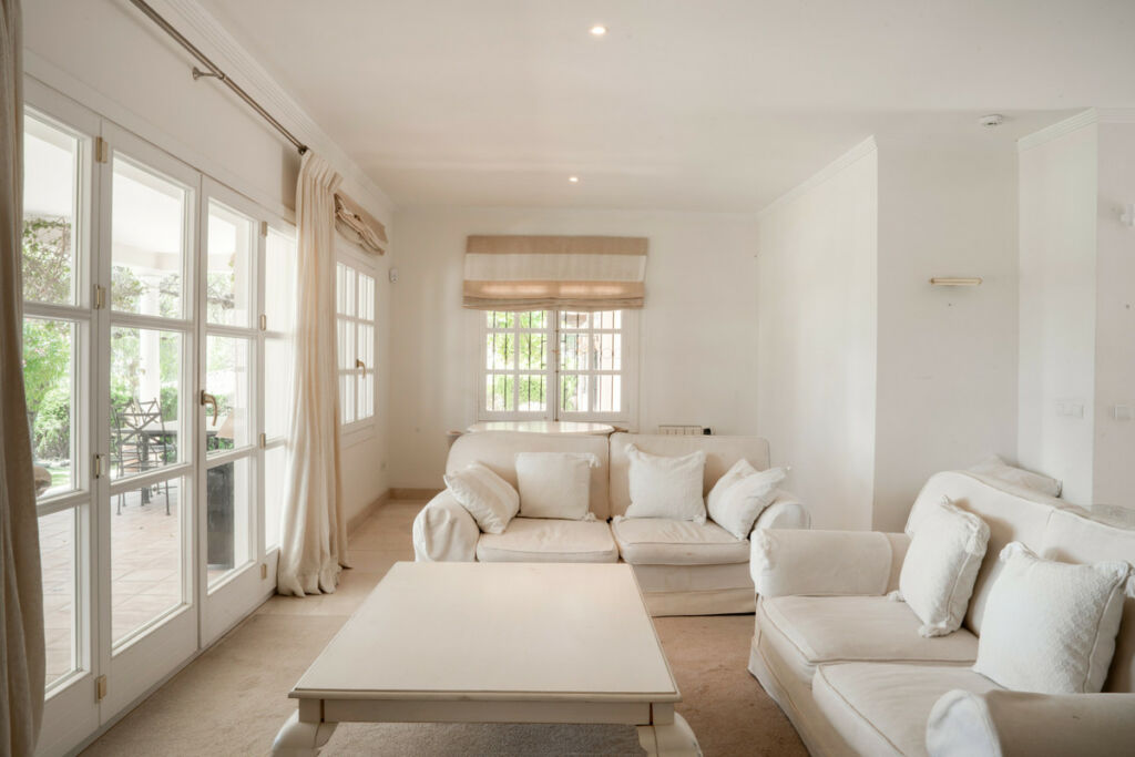 Detached Villa Estepona Málaga - image 14