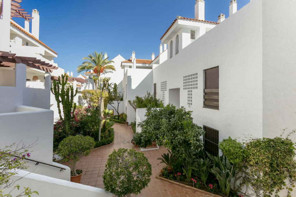 Top Floor Apartment Nueva Andalucía Málaga - image 14