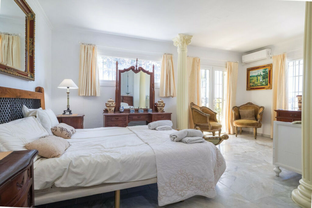 Detached Villa Estepona Málaga - image 32