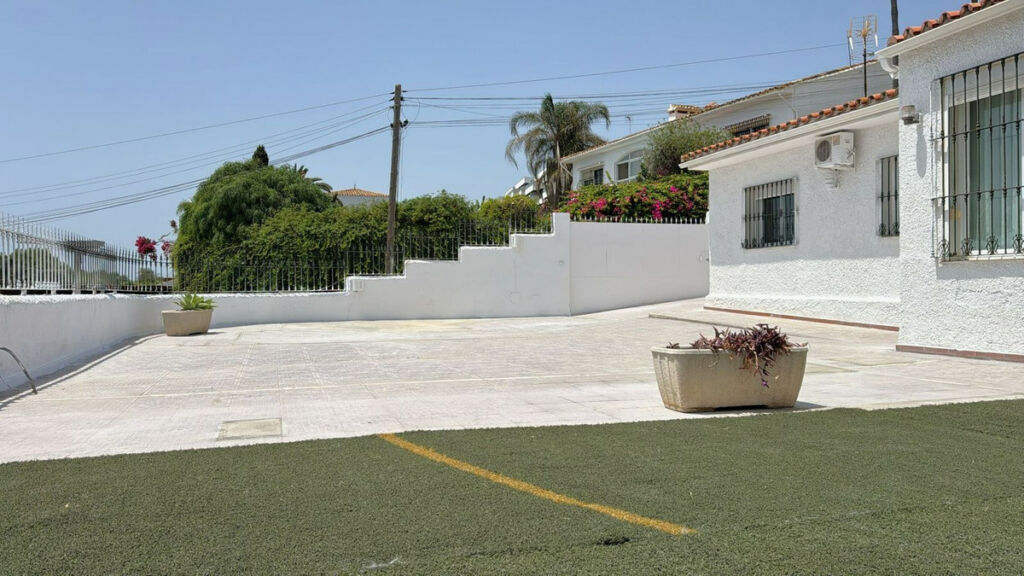 Detached Villa Estepona Málaga - image 13