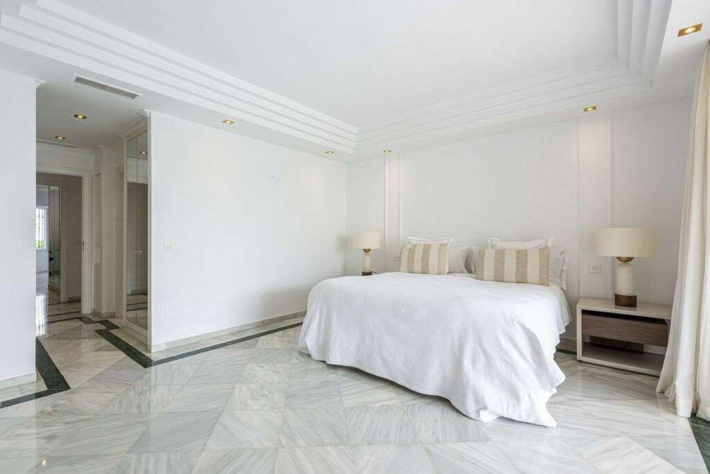 Middle Floor Apartment The Golden Mile Málaga - image 15