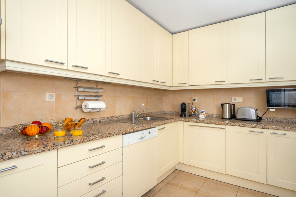 Middle Floor Apartment The Golden Mile Málaga - image 15