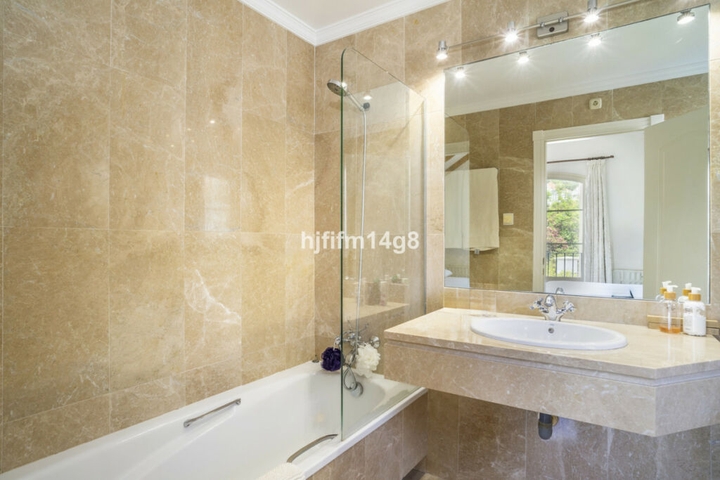 Townhouse Nueva Andalucía Málaga - image 15
