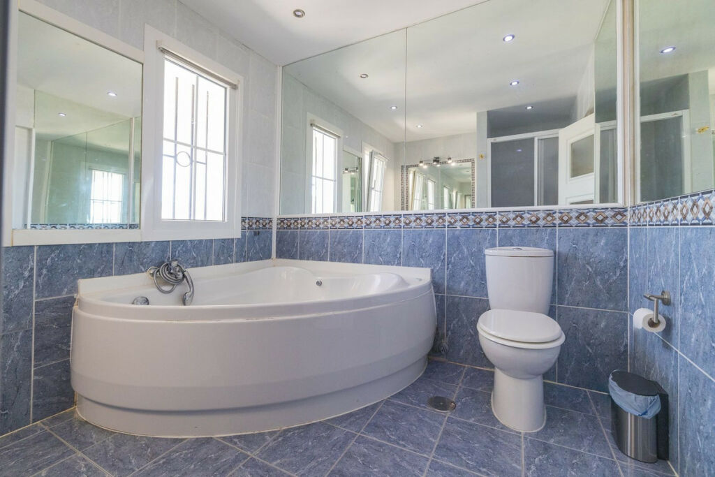 Detached Villa Estepona Málaga - image 33
