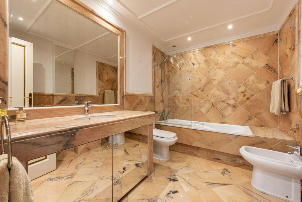 Middle Floor Apartment The Golden Mile Málaga - image 16