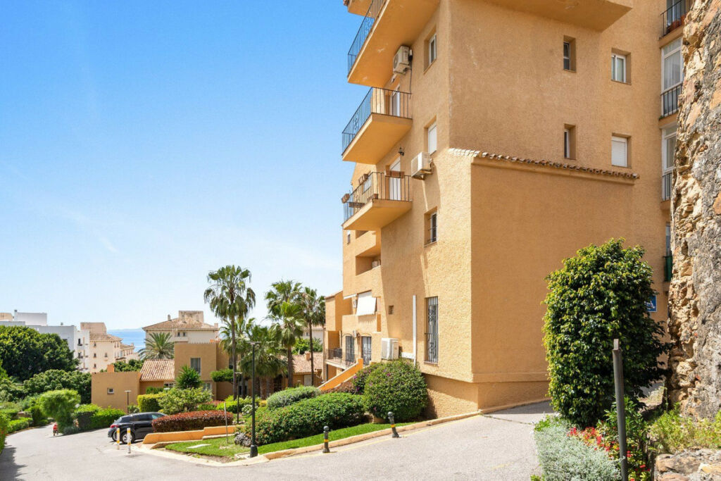Middle Floor Apartment Estepona Málaga - image 16