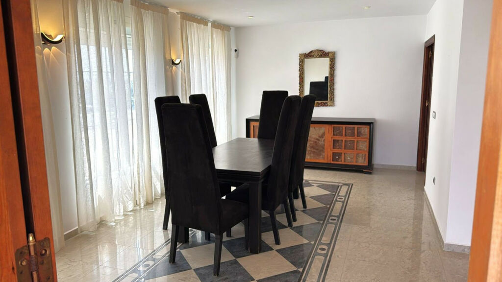 Detached Villa Estepona Málaga - image 15