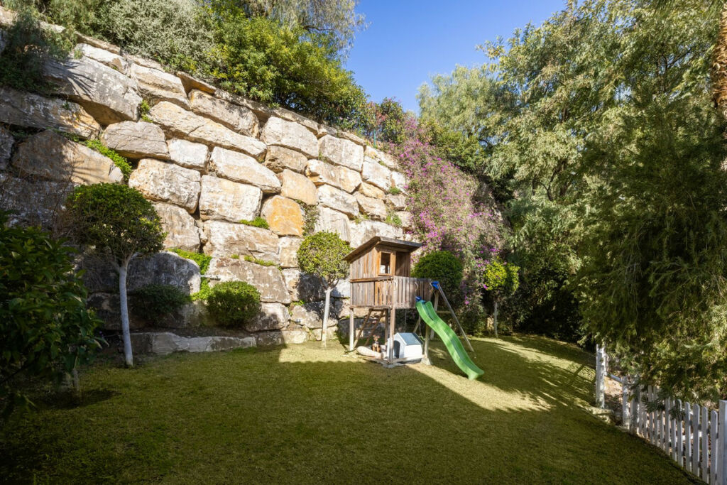 Detached Villa El Paraiso Málaga - image 16