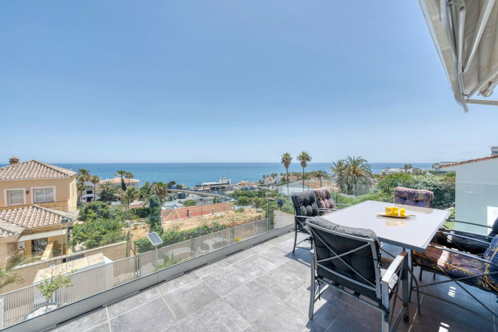Detached Villa Estepona Málaga - image 4