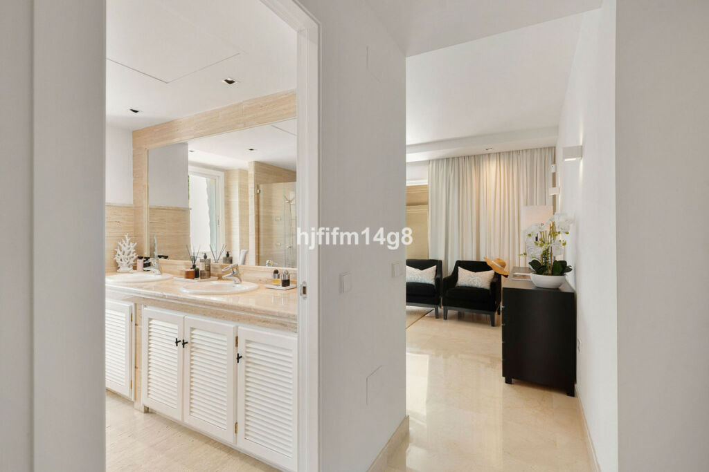 Middle Floor Apartment Nueva Andalucía Málaga - image 16