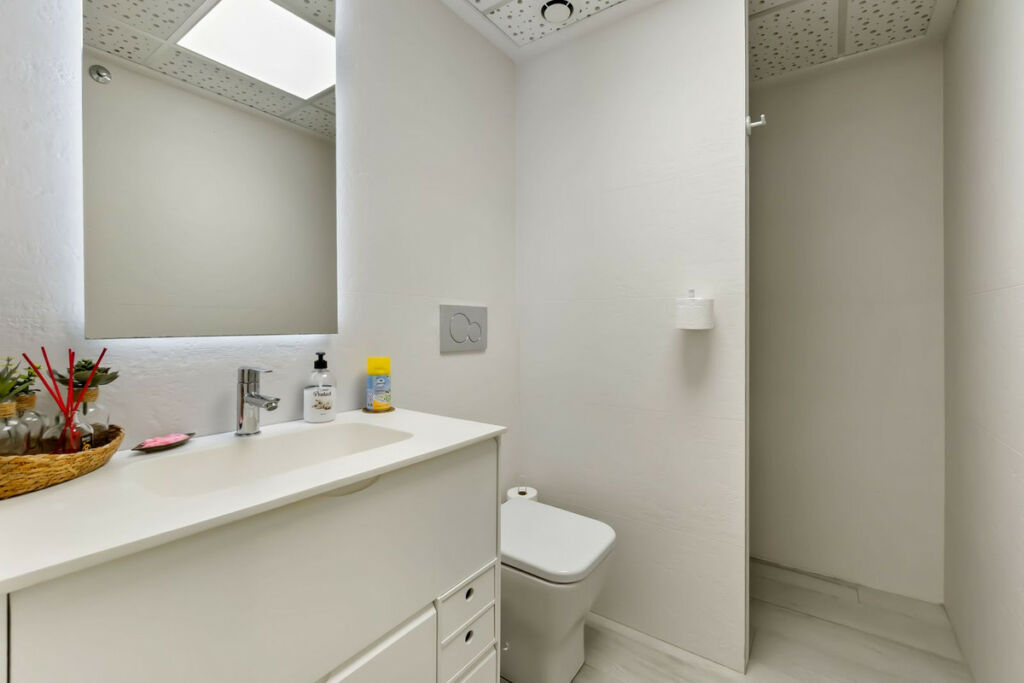 Middle Floor Apartment Torrevieja Alicante - image 17