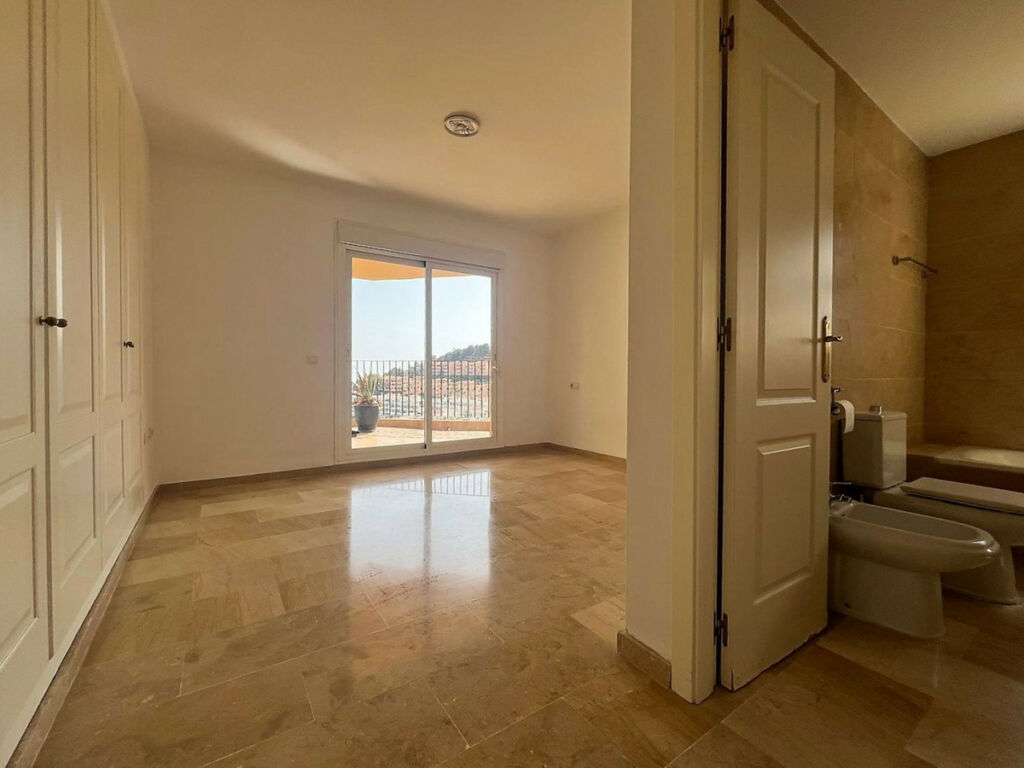 Middle Floor Apartment Calahonda Málaga - image 17