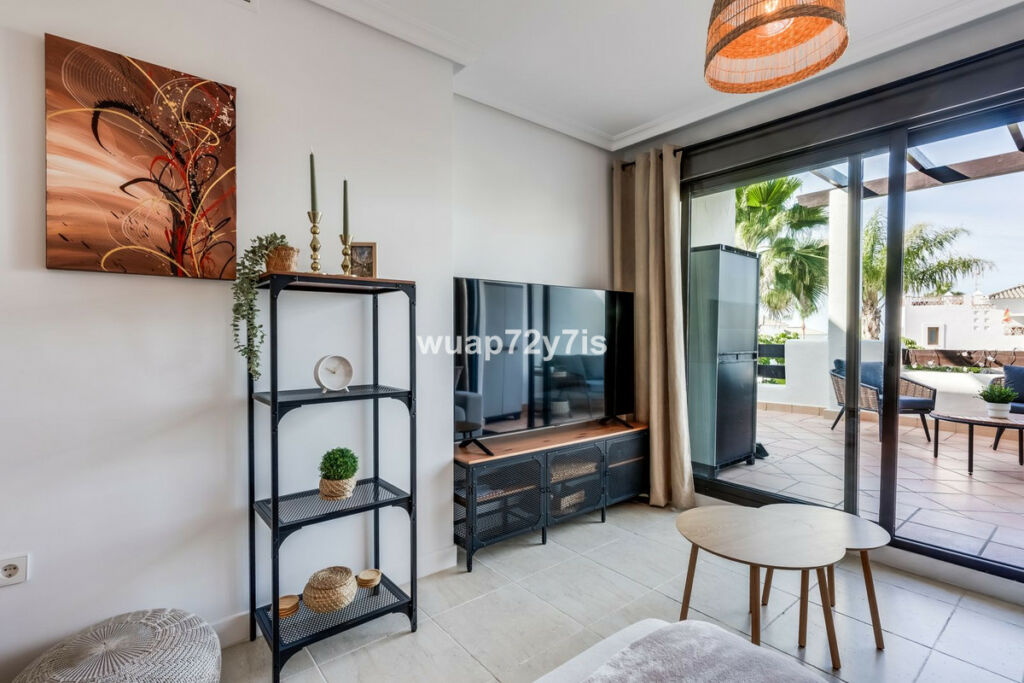 Middle Floor Apartment Selwo Málaga - image 5