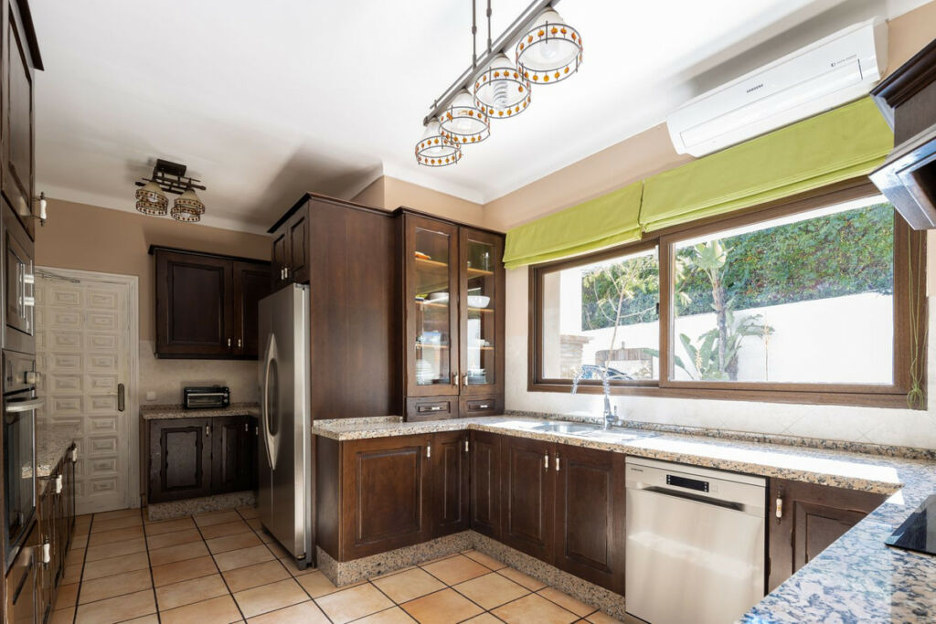 Detached Villa El Paraiso Málaga - image 17