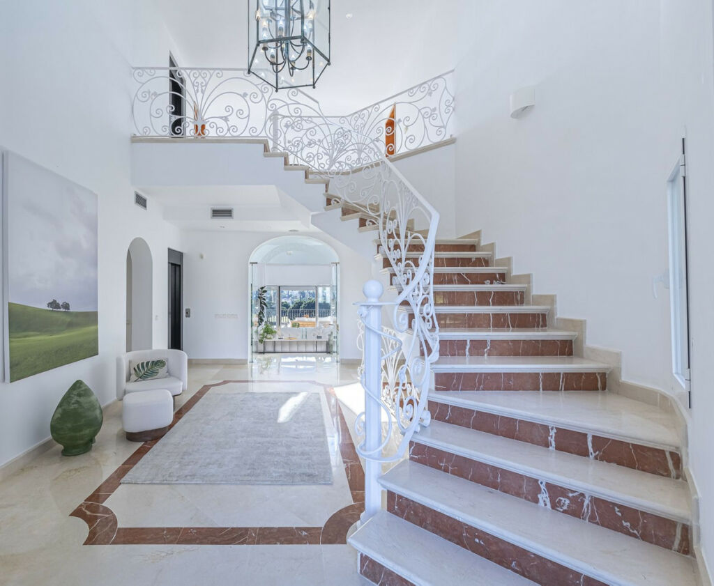 Detached Villa Nueva Andalucía Málaga - image 17