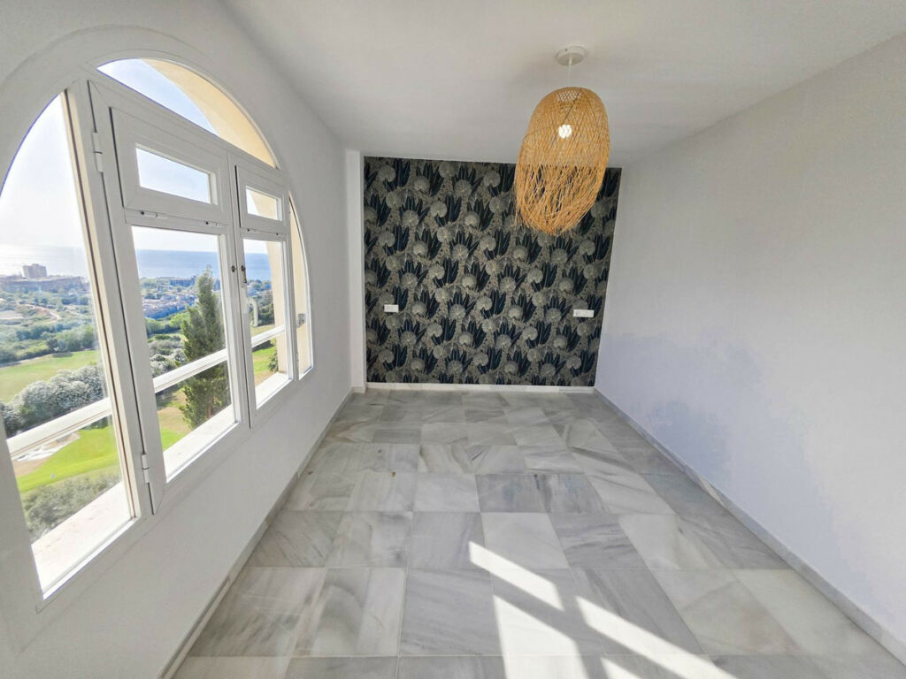 Penthouse Duplex La Duquesa Málaga - image 17