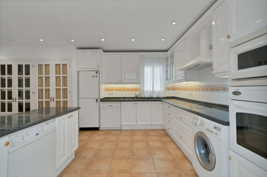 Middle Floor Apartment Marbella Málaga - image 16