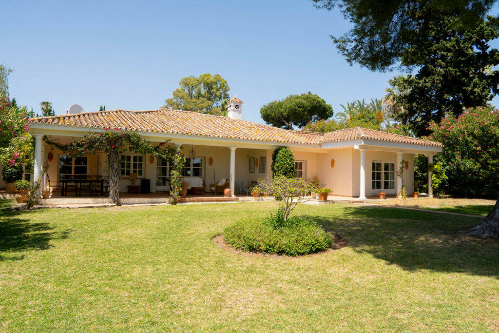 Detached Villa Estepona Málaga - image 17