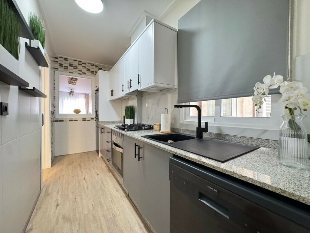 Middle Floor Apartment Torrevieja Alicante - image 17