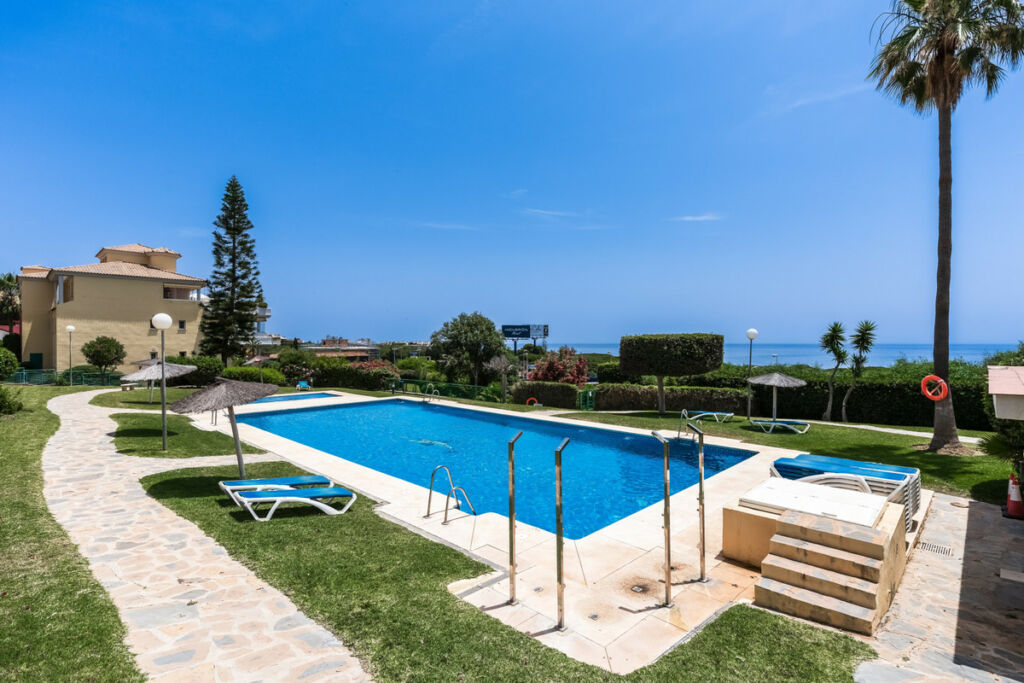 Middle Floor Apartment Cabopino Málaga - image 17