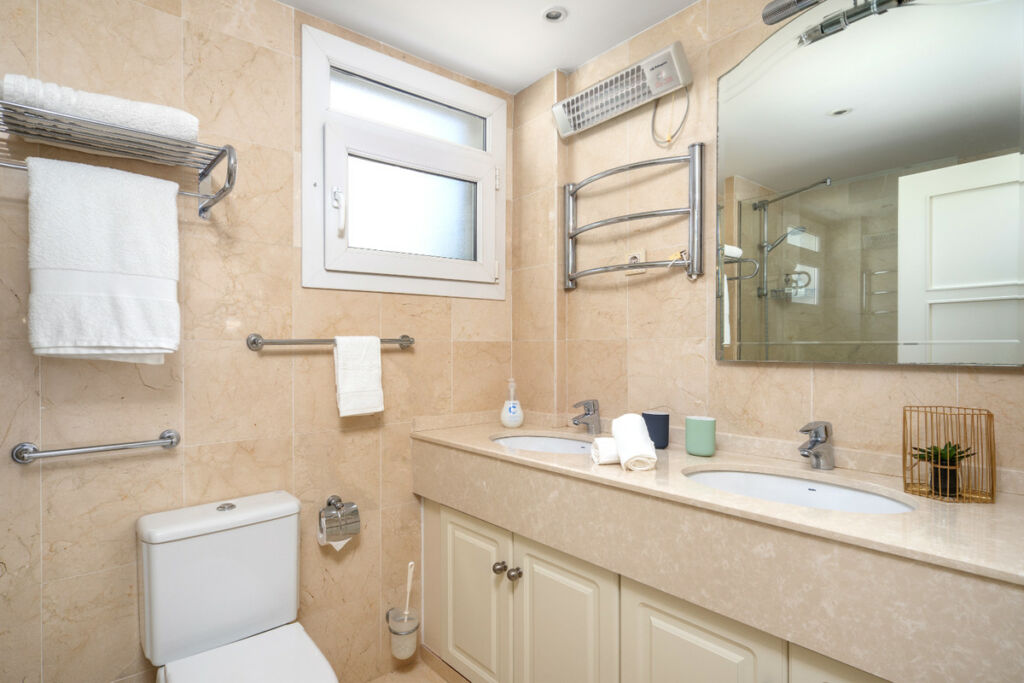 Middle Floor Apartment The Golden Mile Málaga - image 18