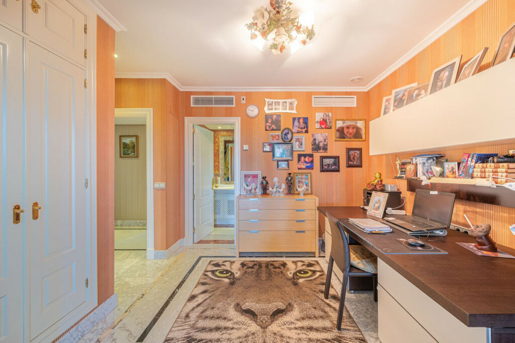 Middle Floor Apartment The Golden Mile Málaga - image 18