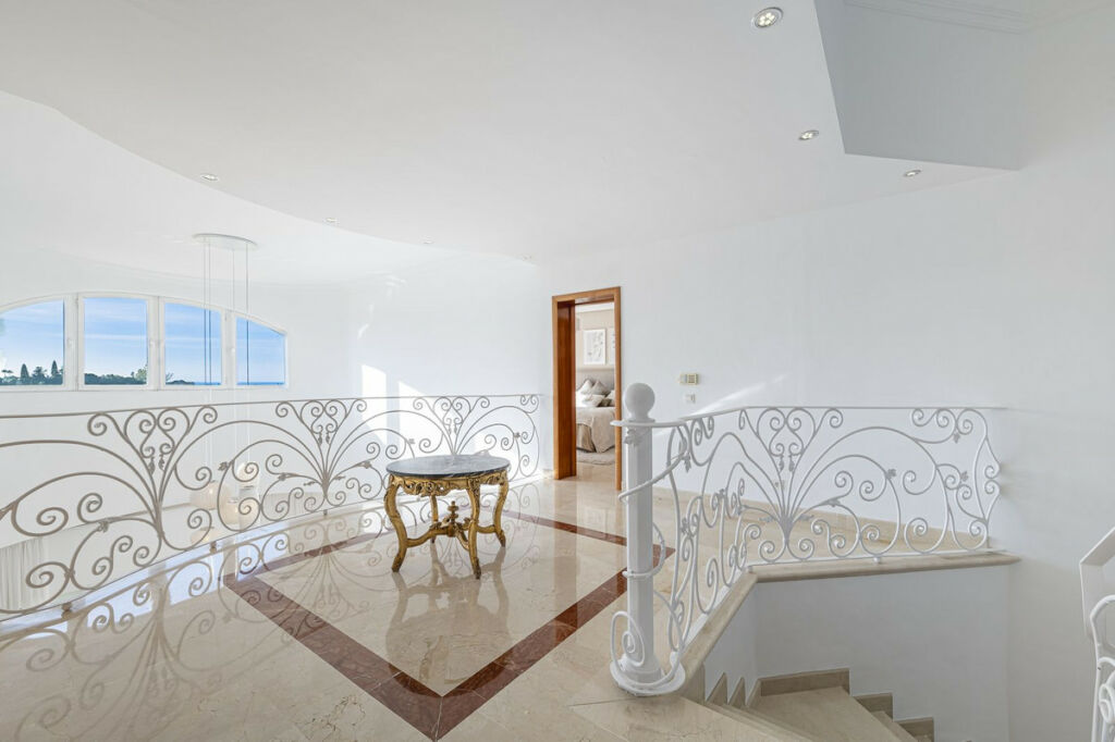 Detached Villa Nueva Andalucía Málaga - image 18