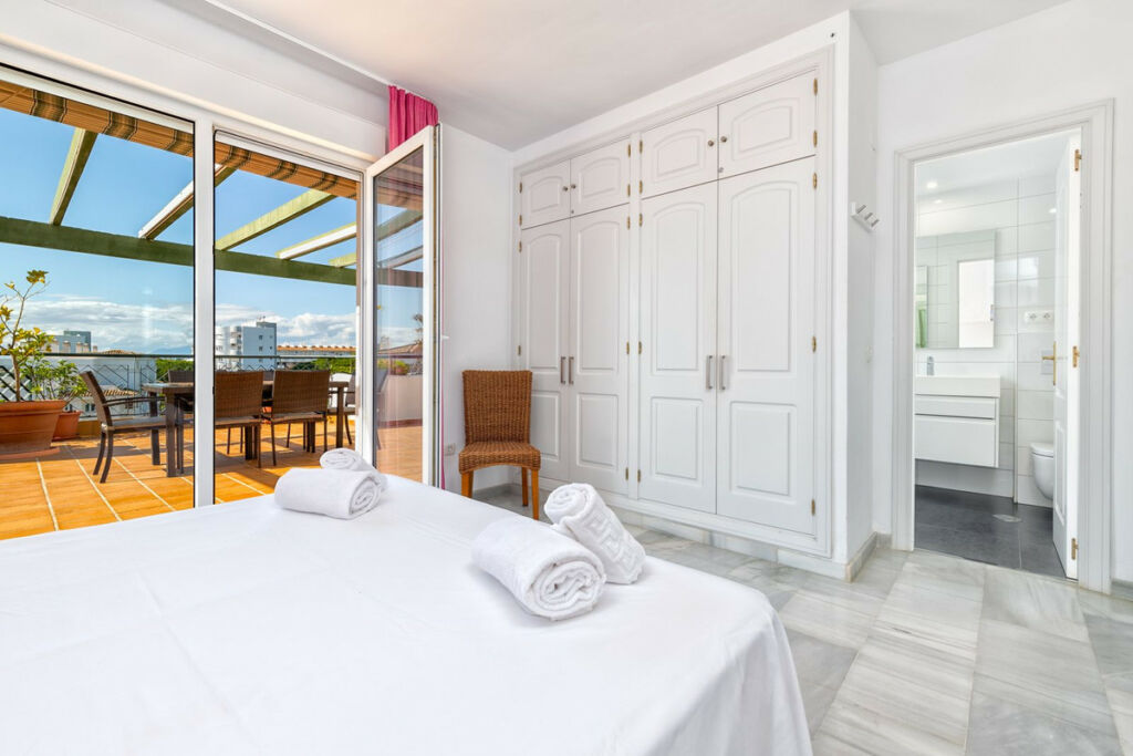 Penthouse Calahonda Málaga - image 14