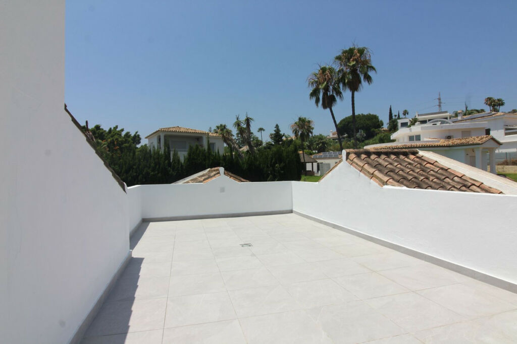 Detached Villa El Paraiso Málaga - image 18
