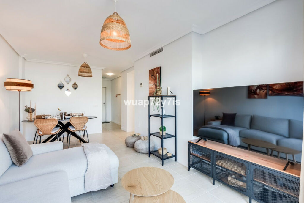 Middle Floor Apartment Selwo Málaga - image 4