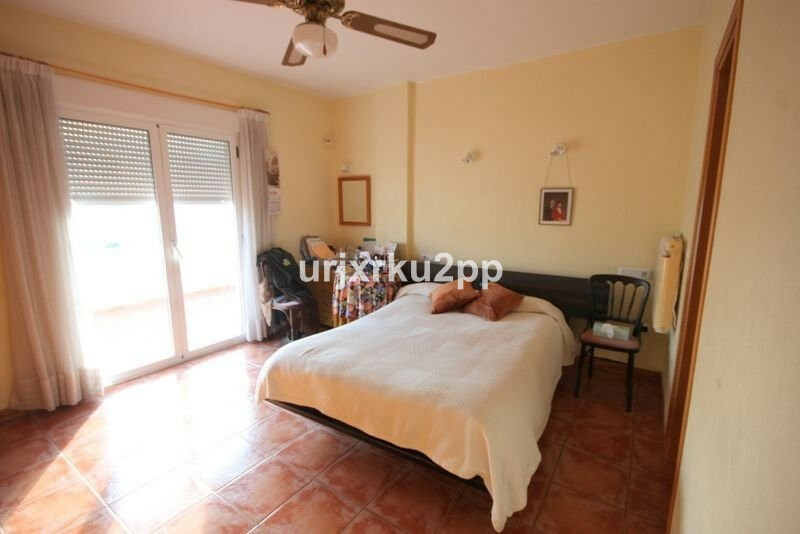 Detached Villa Aguas Nuevas Alicante - image 18