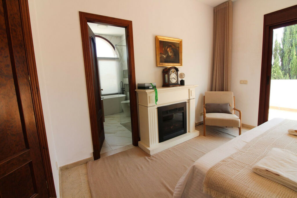 Detached Villa El Paraiso Málaga - image 19