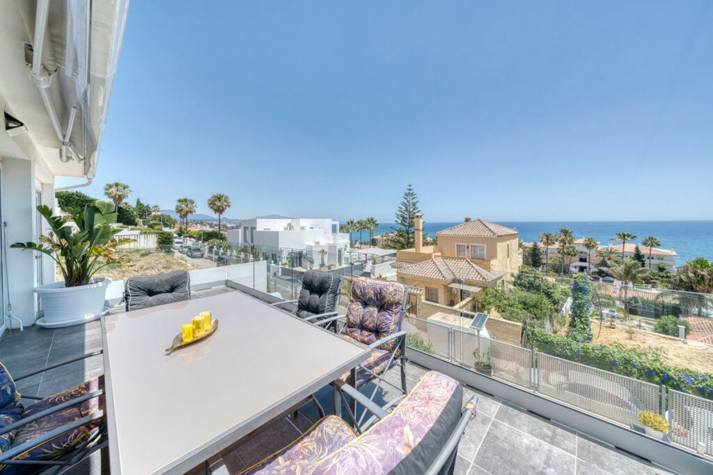 Detached Villa Estepona Málaga - image 17