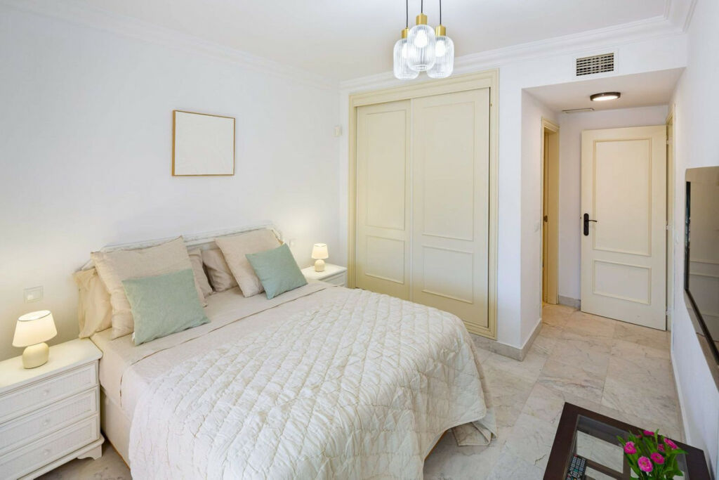 Middle Floor Apartment Puerto Banús Málaga - image 17